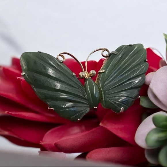 Carved Nephrite Butterfly Brooch Pin, Gold Vermeil Over Sterling, Makers Mark - Picture 7 of 8